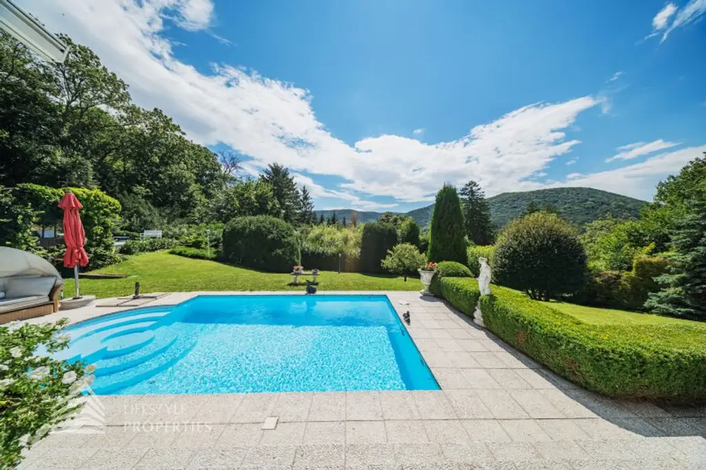 Beeindruckende Villa mit gepflegten Garten und Pool