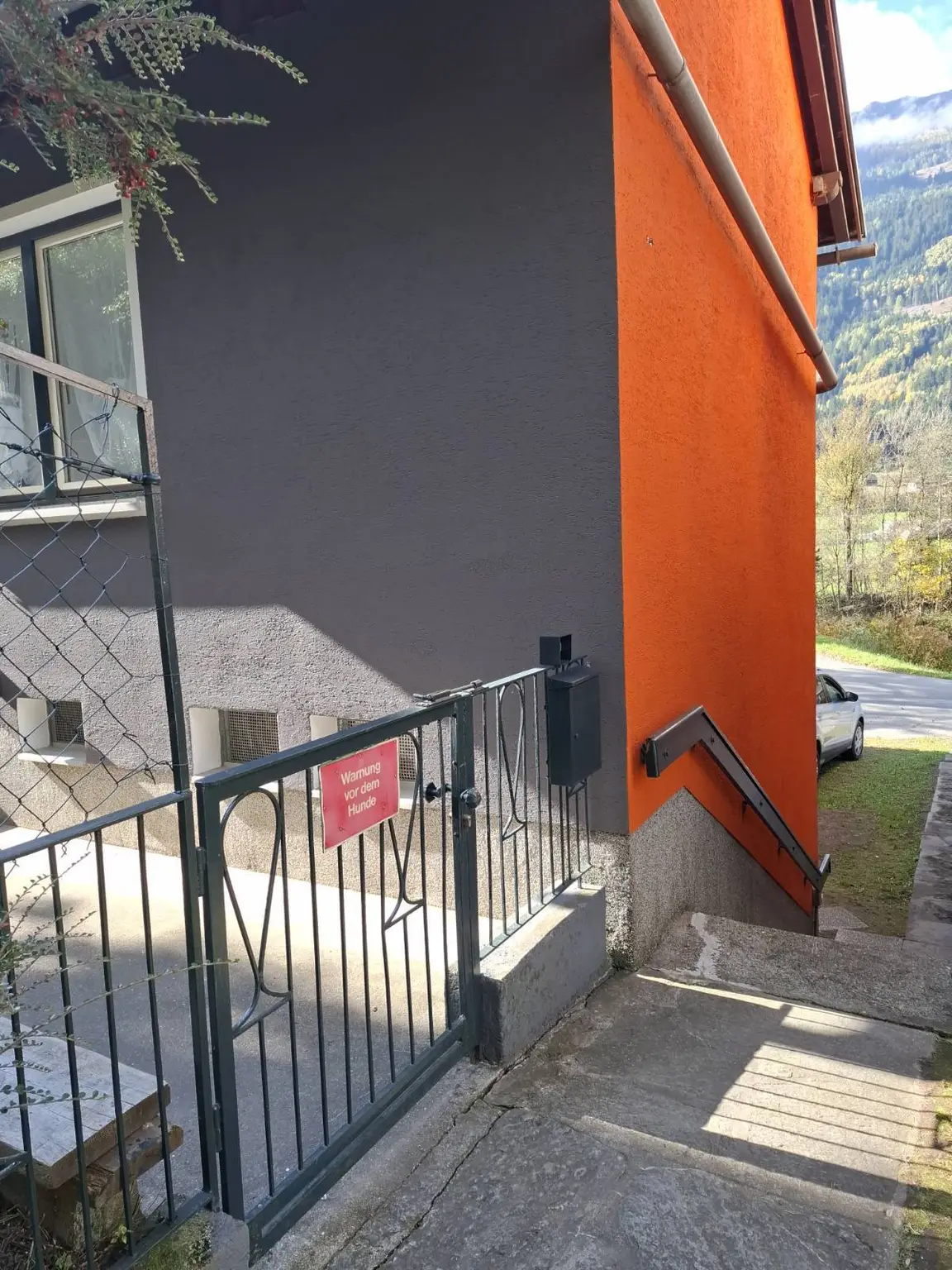 Großzügiges, vielseitig nutzbares Wohnhaus mit umfangreichem Ausbaupotenzial – Teilrenoviert und bereit für Ihre individuellen Wohnträume!