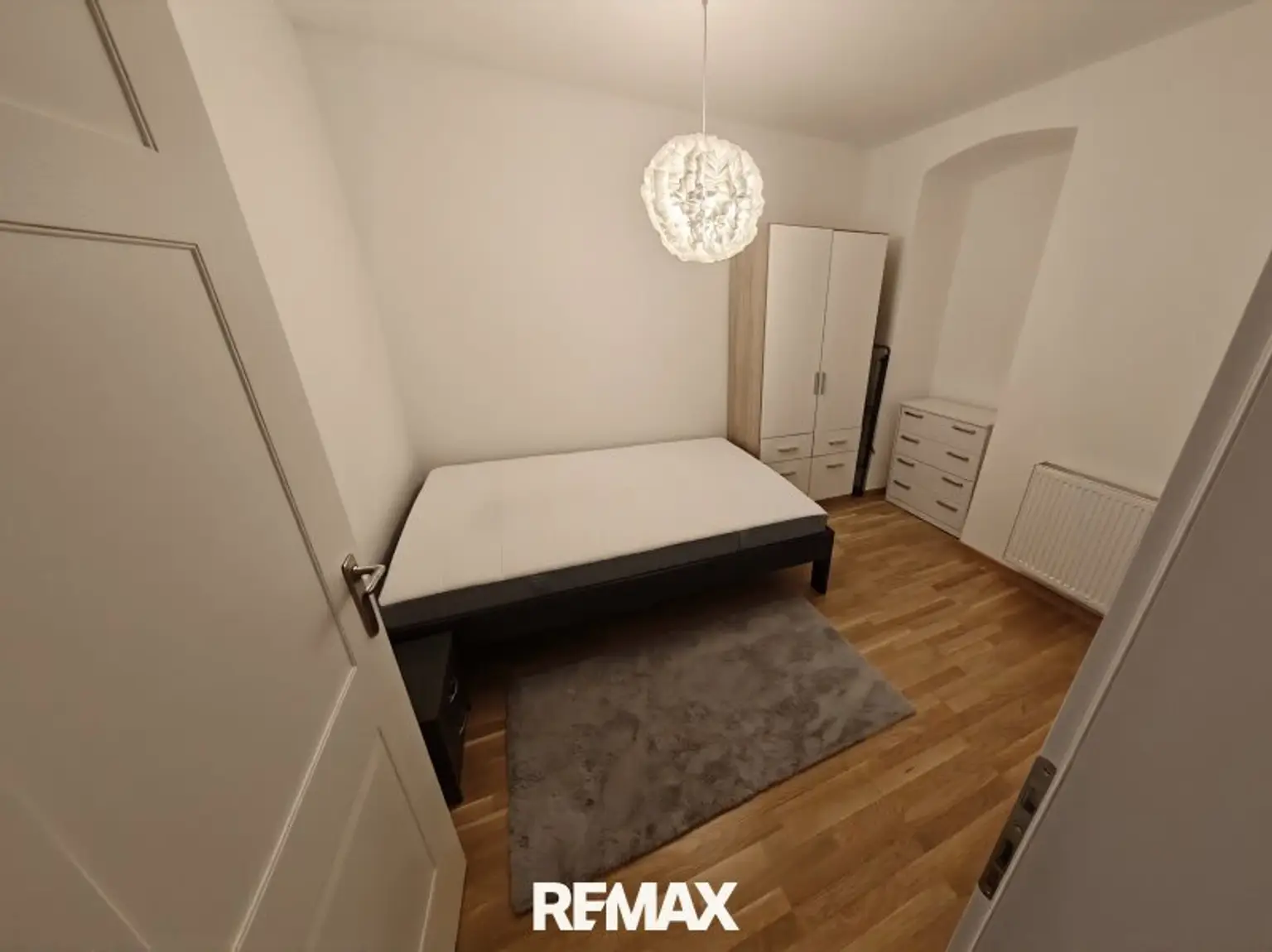 ruhiges Schlafzimmer mit Platz für Kasten & Kommode