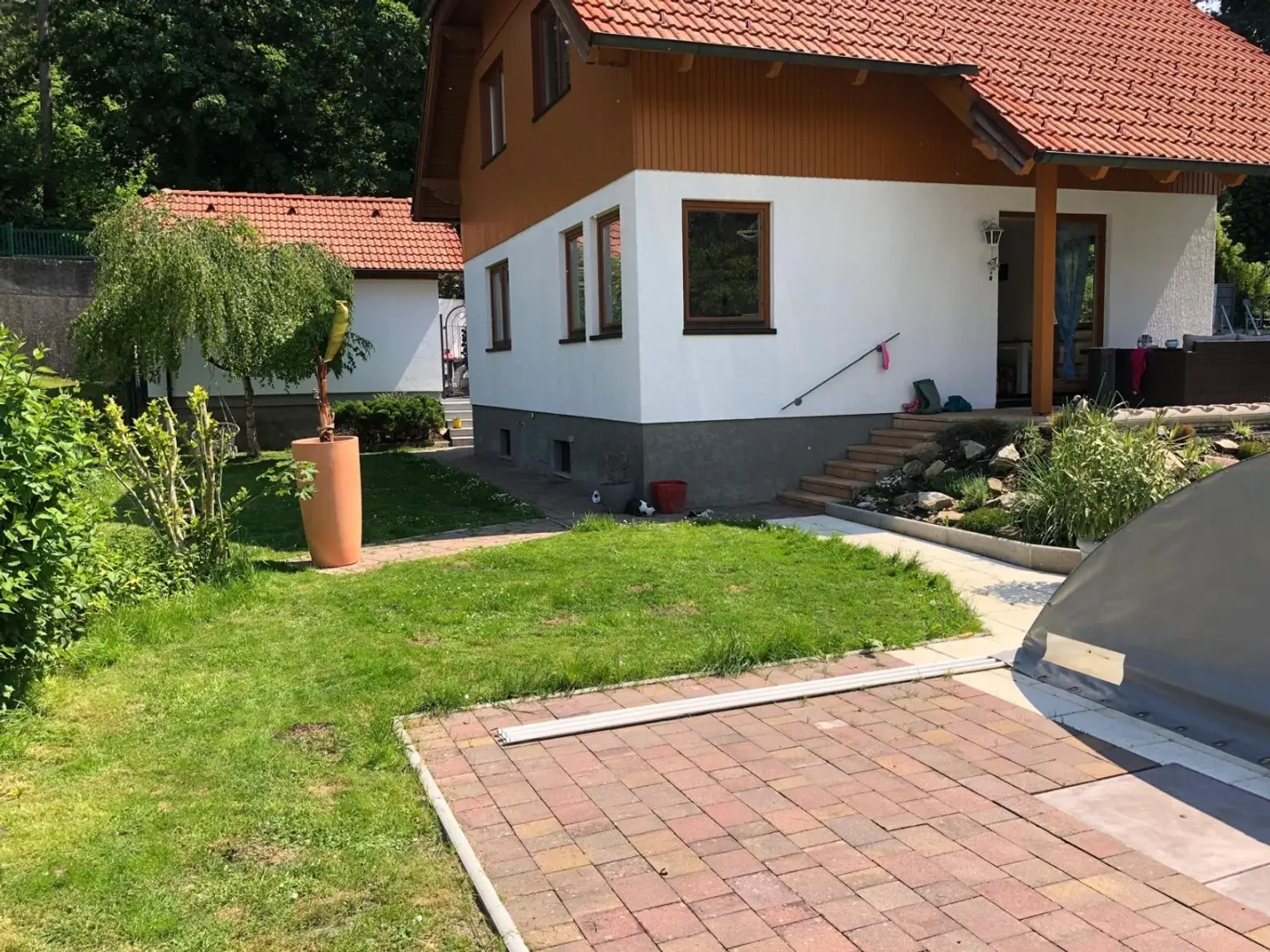 "Solides Haus mit Garten und Pool"