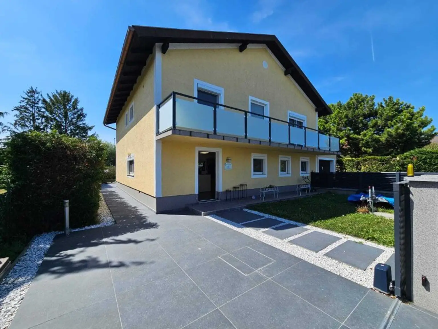 Einfamilienhaus mit hochwertiger Ausstattung | Wintergarten, Pool und ca. 1600m² Eigengrund!
