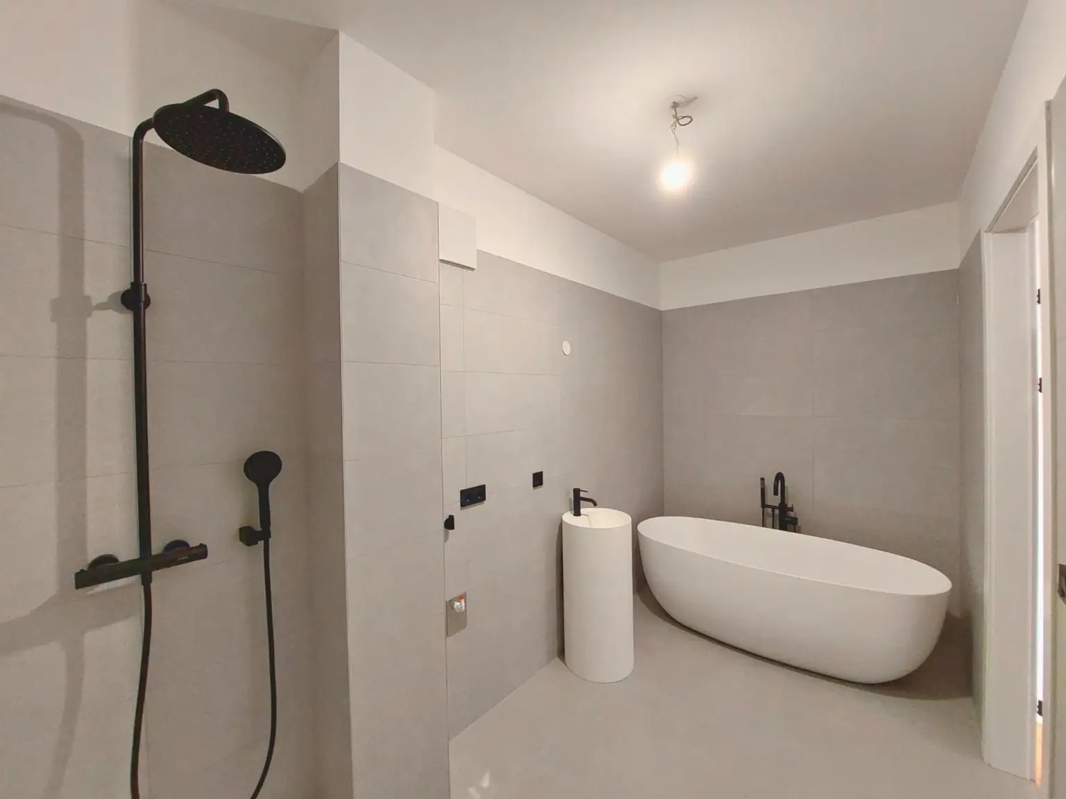 Badezimmer mit Badewanne und Dusche