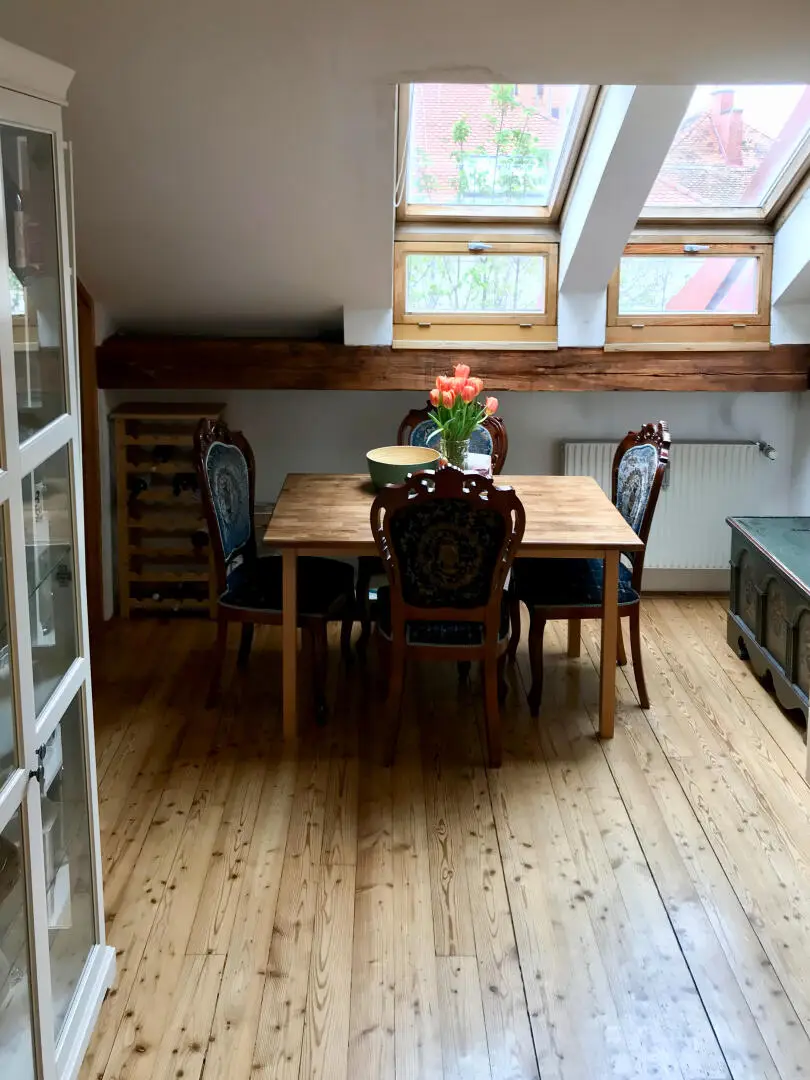 Charmante 3-Zimmer-Dachgeschosswohnung mit Lift am Opernring – Urbanes Wohnen im Herzen von Graz