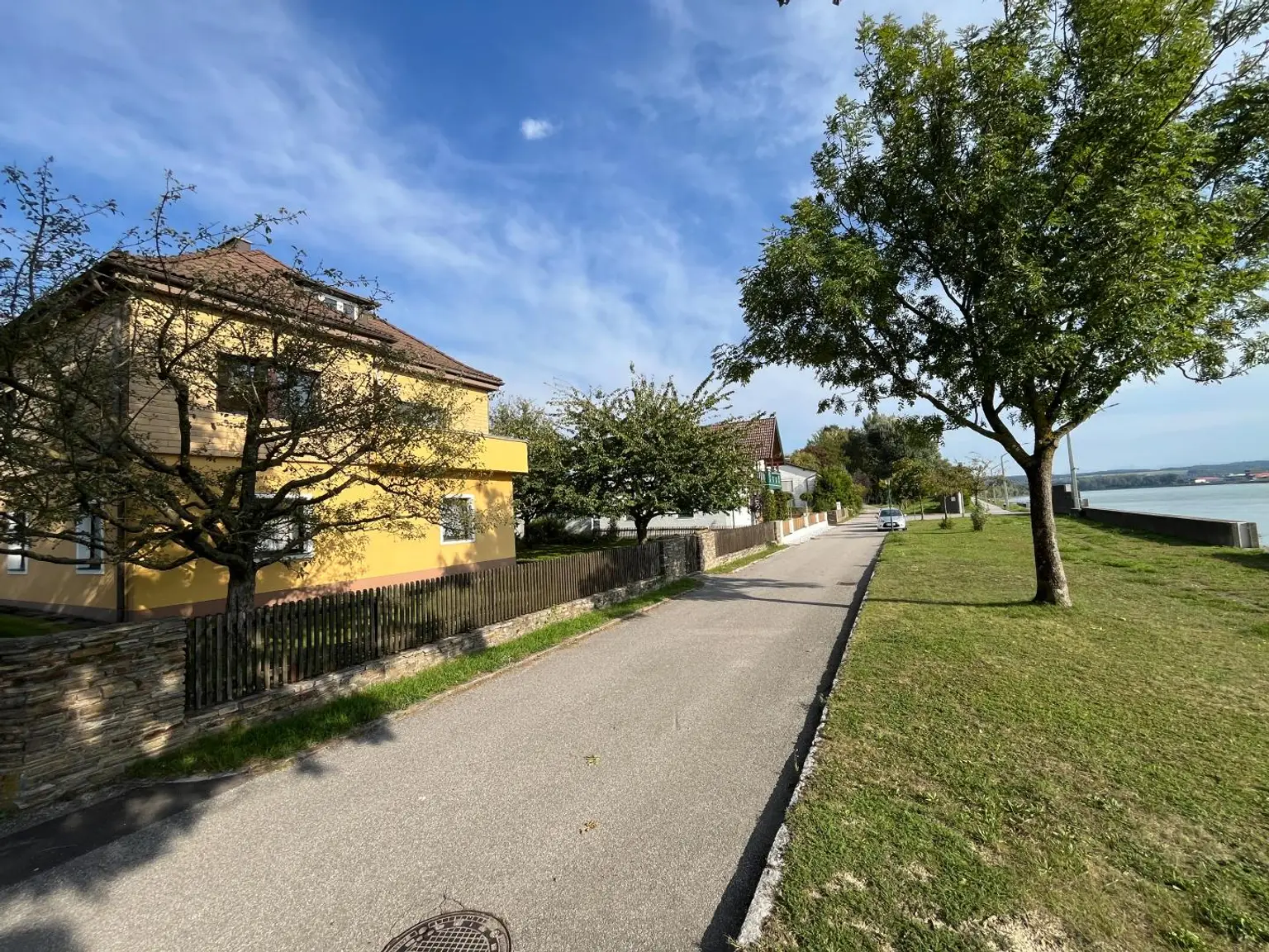 COMING SOON! Idyllisches Haus mit 2 Wohneinheiten in einzigartiger Lage direkt an der Donau möchte aus dem Dornröschenschlaf geweckt werden