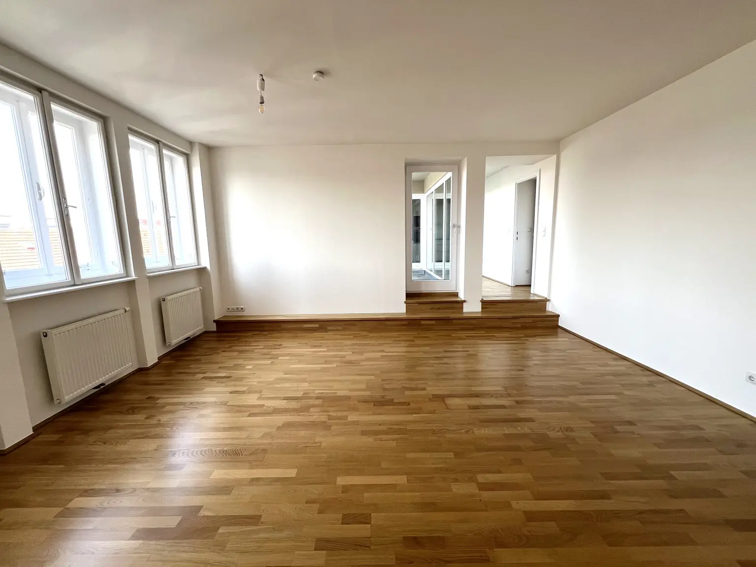 TOP LAGE: Moderne, ruhige und klimatisierte Dachgeschoss-Wohnung mit Terrasse / TOP LOCATION: Modern, quiet and air-conditioned apartment with terrace