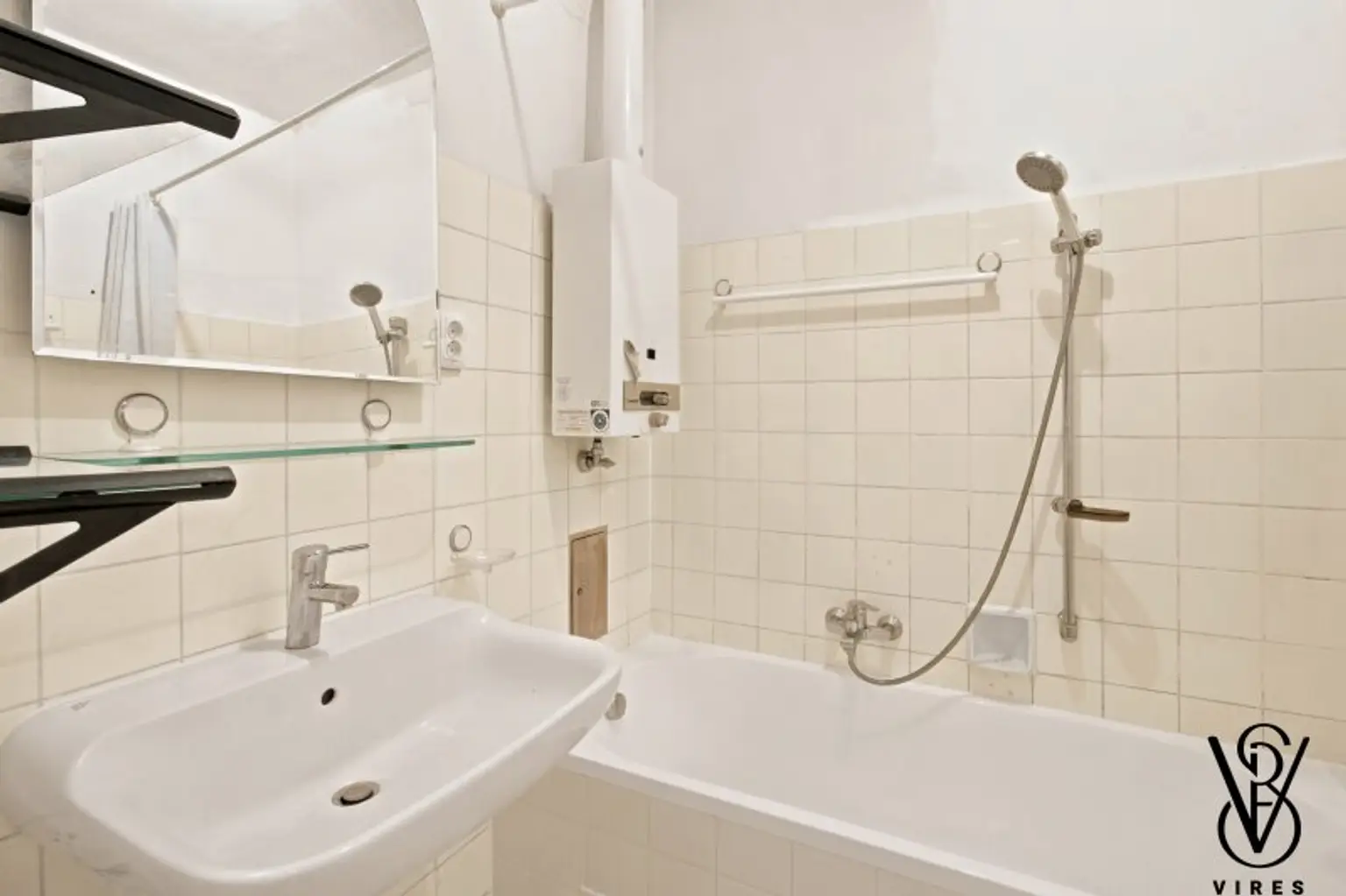 1. Stock: Bad mit Wanne