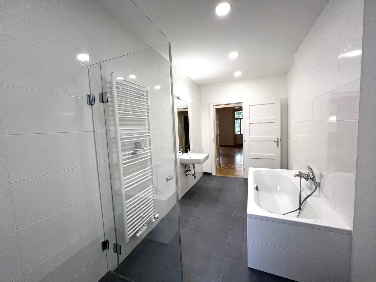 Bezaubernde 3-Zimmer-Wohnung mit kleinen Balkonen und Grünblick