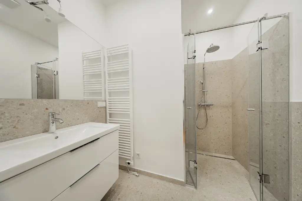 Klein, fein, neu saniert – stilvolles Altbaujuwel im Erstbezug!