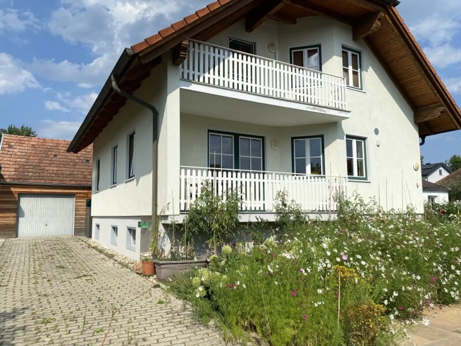 2 Häuser mit Nebengebäuden und Garten