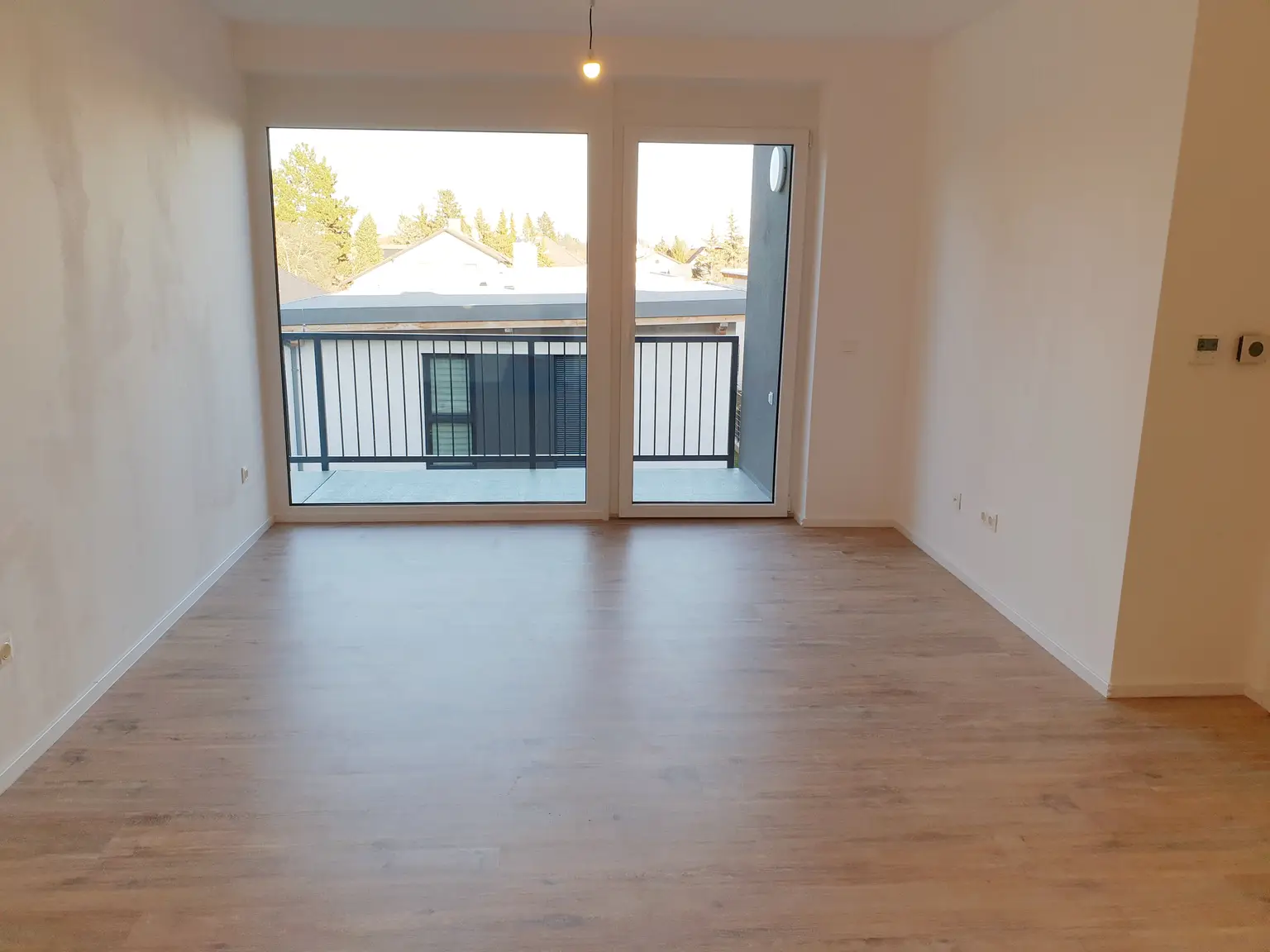 Neuwertige 3 Zimmer Wohnung mit Balkon + 2 Parkplätzen!!