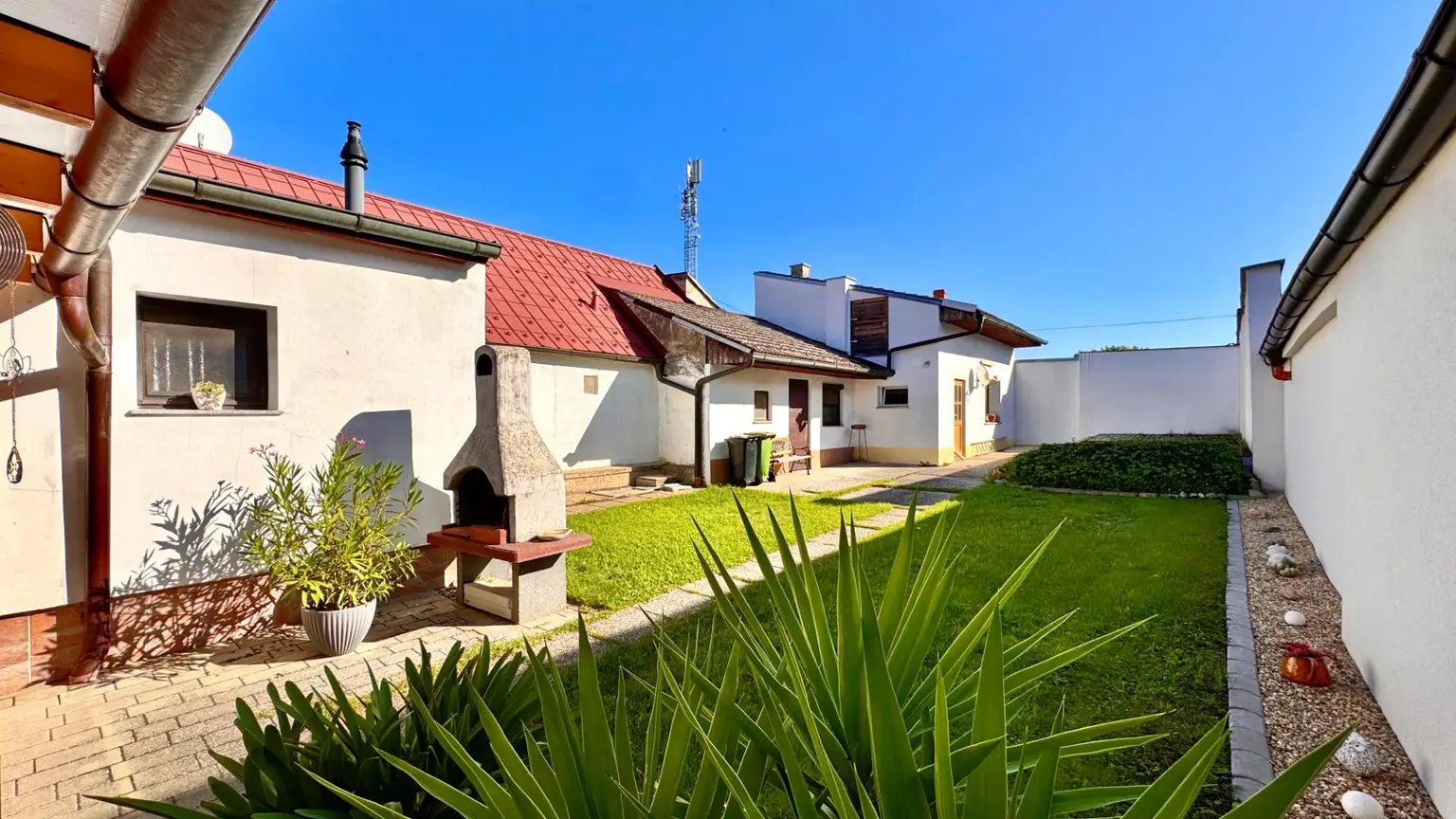 Gepflegtes Haus mit uneinsehbarem Garten