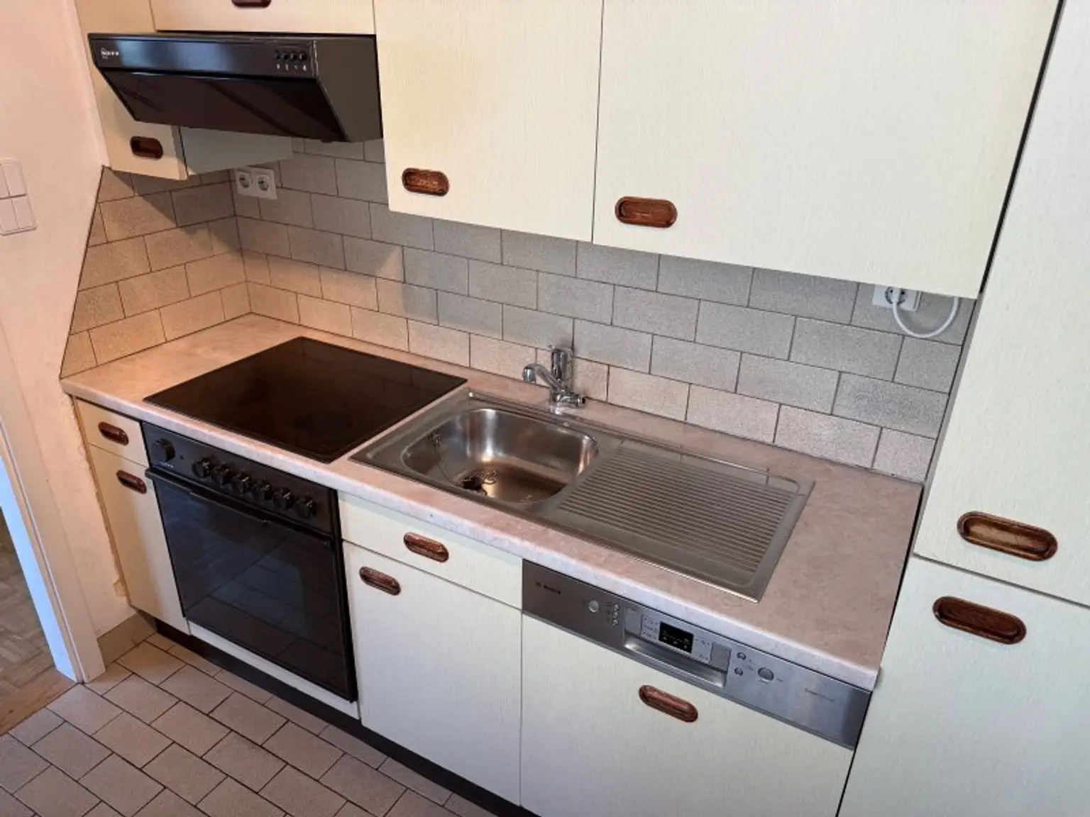 Hofmannsthalgasse (gegnüber Village im Dritten): 2-Zimmer-Neubau mit verglaster Loggia (ca. 60 m2), mit Klima & sep. Küche!