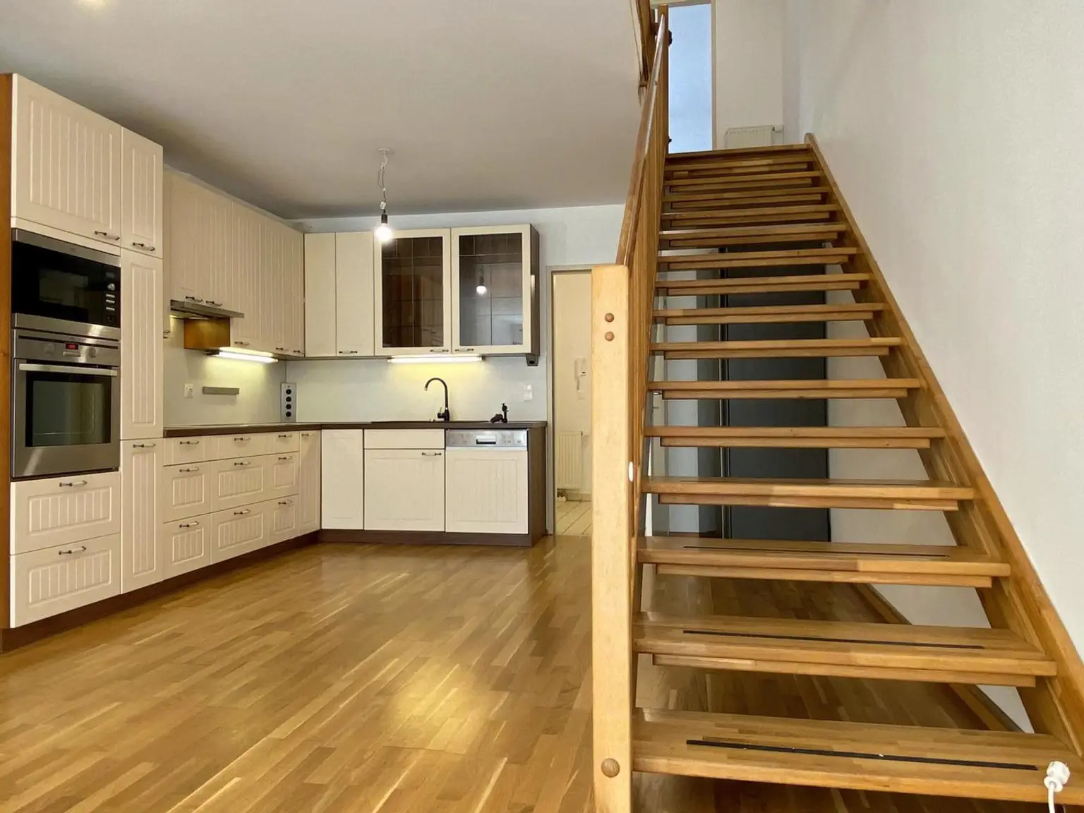 3 ZIMMER GARTENWOHNUNG | RUHE | VIEL STAURAUM | TERRASSE | 2 WC | GARAGE | EINBAUKÜCHE