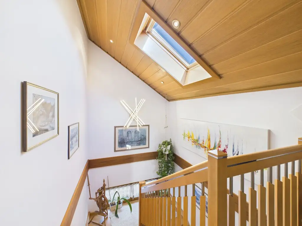 Exklusives Wohnjuwel mit Panoramablick auf die Sternbergkirche – sonnig und ruhig gelegen