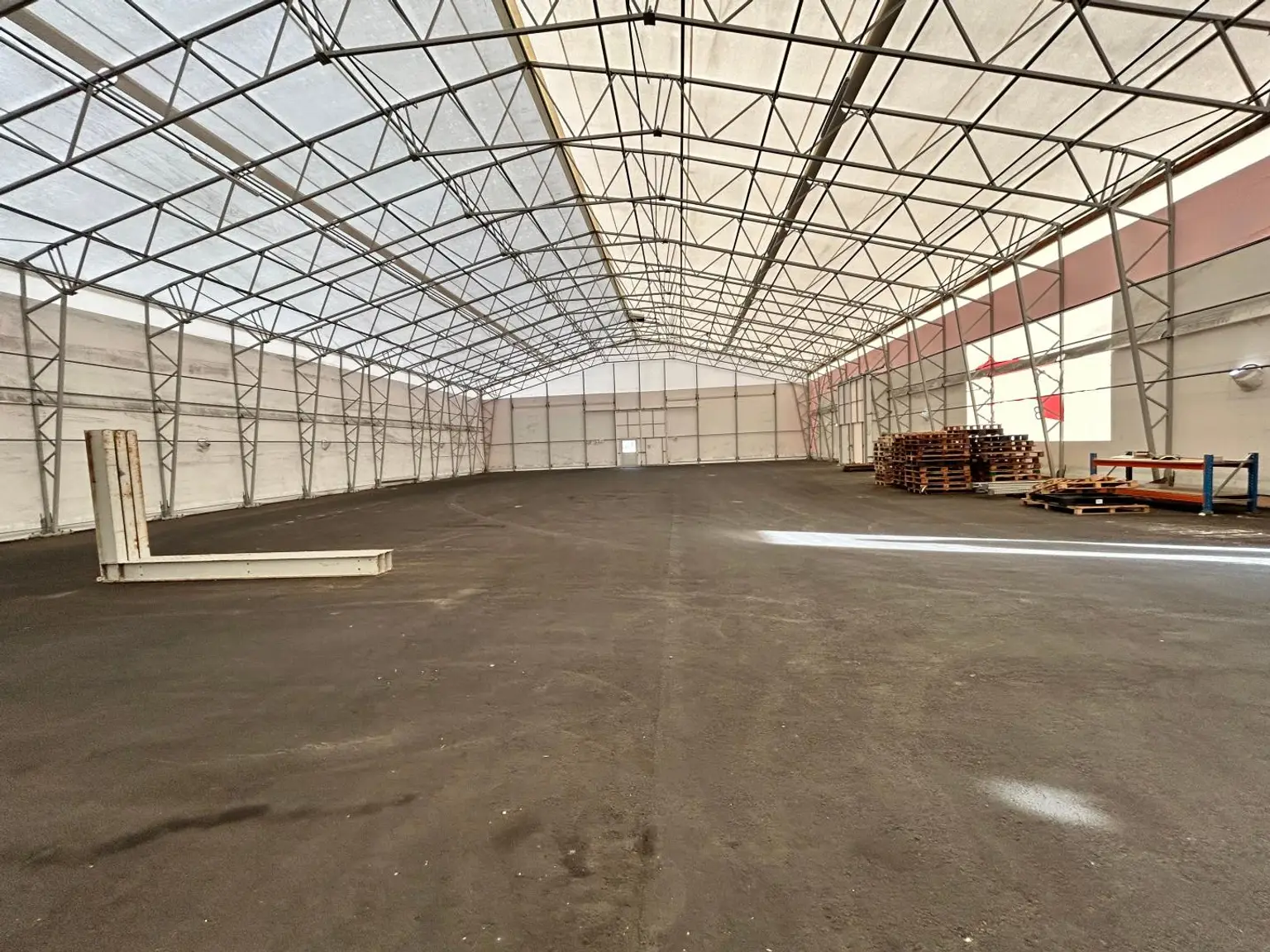 Neuwertige Lagerhalle sowie Produktionsstandort mit Büroflächen