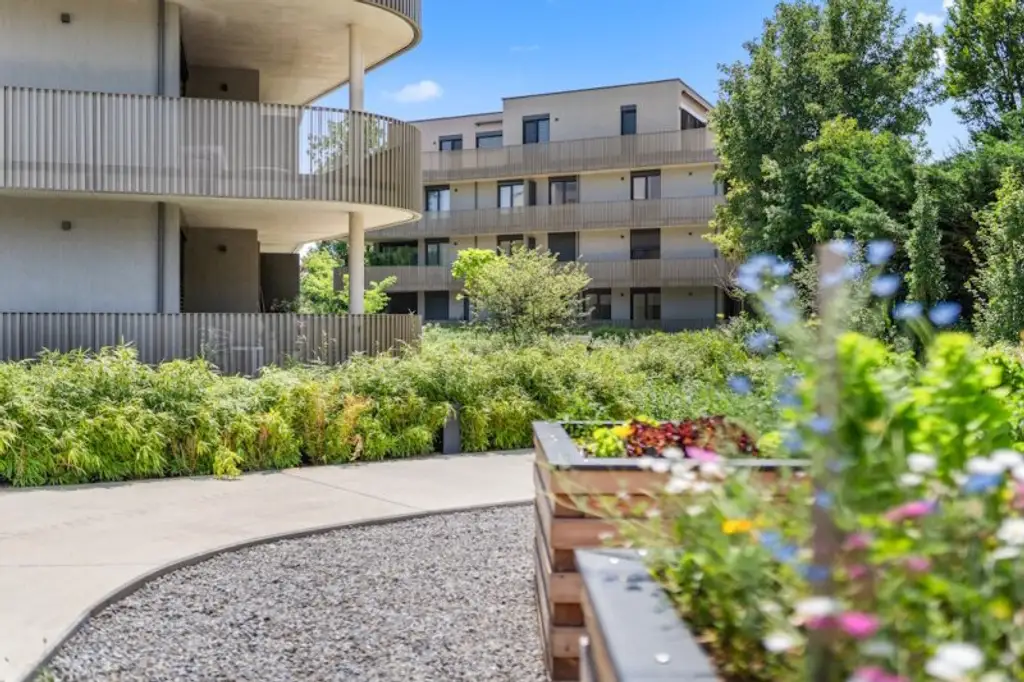 Luxus inmitten grüner Idylle: 2 Zimmer-Terrassentraum im „Private Park Living“