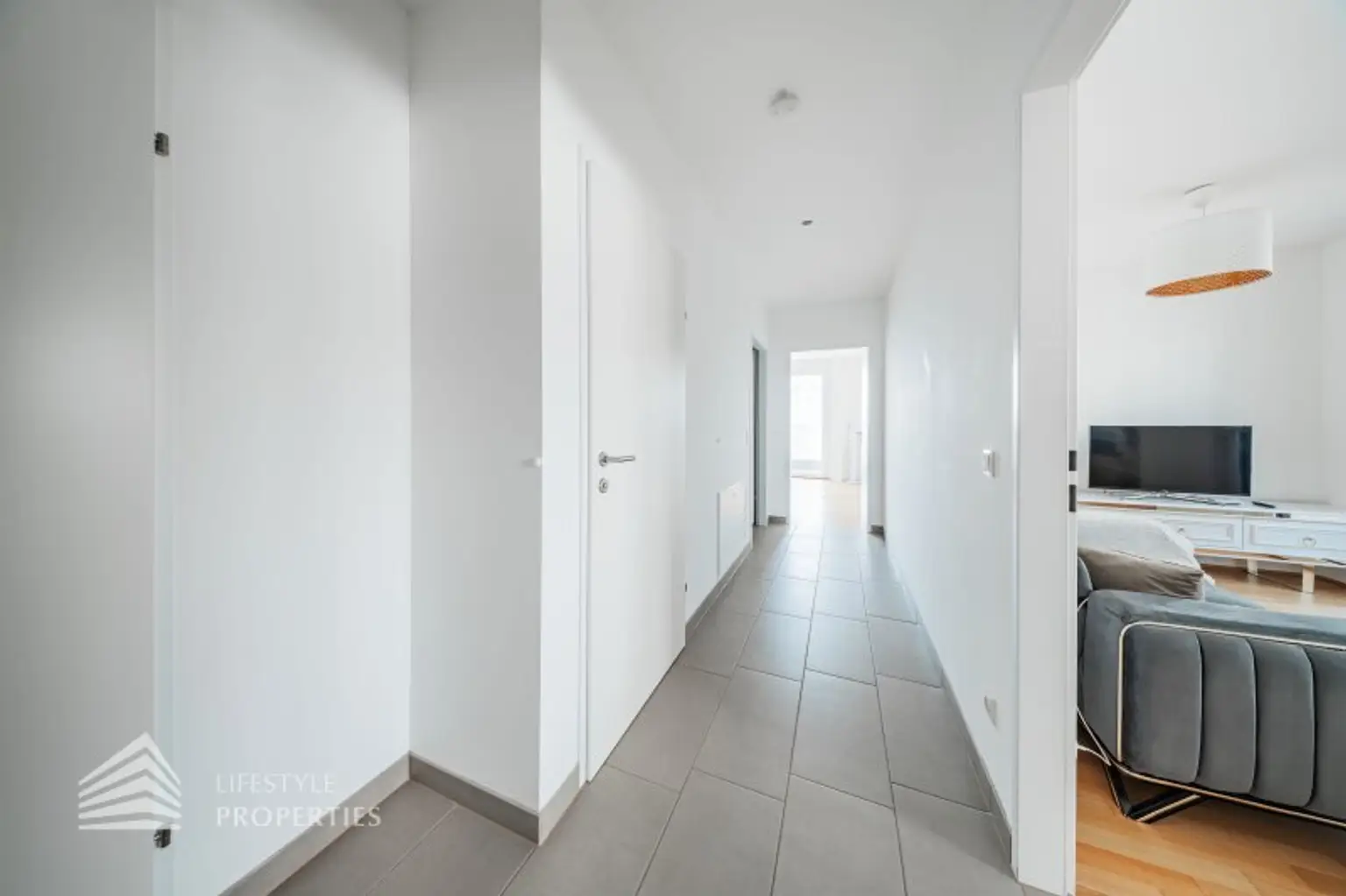 Modernes City-Living bei der UNO-City Exklusive 3-Zimmer-Wohnung mit zwei Loggien