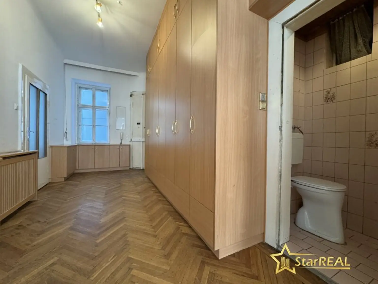 ROHDIAMANT IN TOPLAGE! U6 DIREKT. SANIERUNGSBEDÜRFTIGE 3,5 ZIMMER. FISCHGRÄTPARKETT.