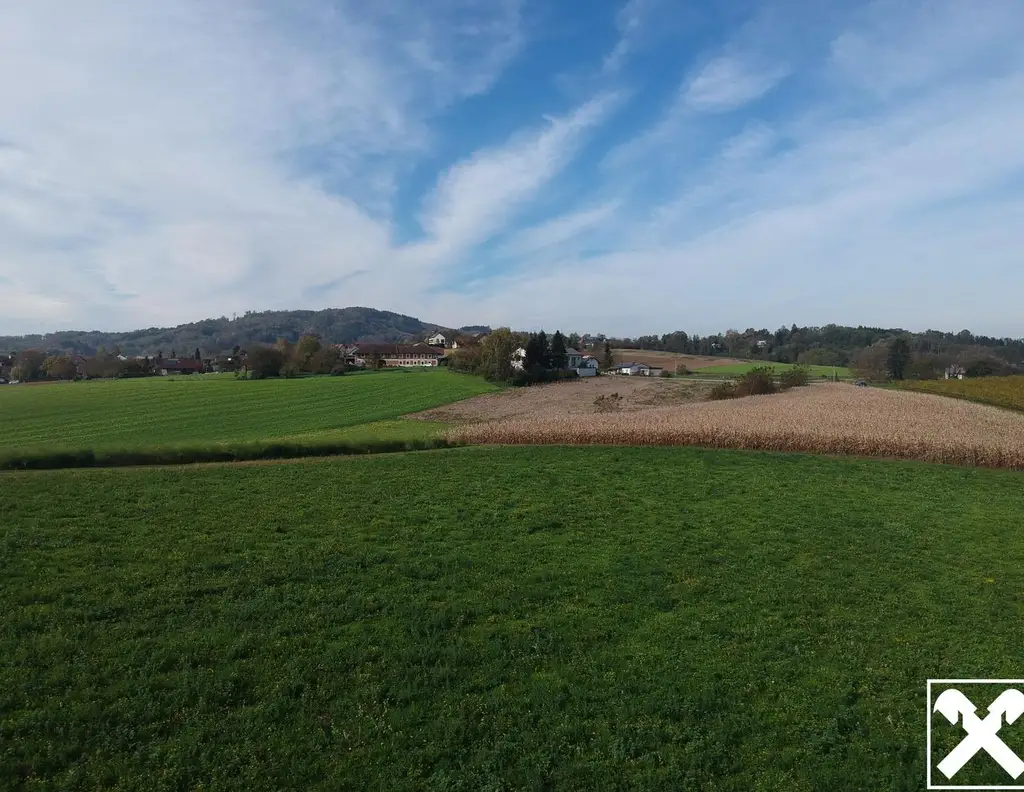 Landwirtschaftlicher Nutzgrund direkt an Aichbergstraße