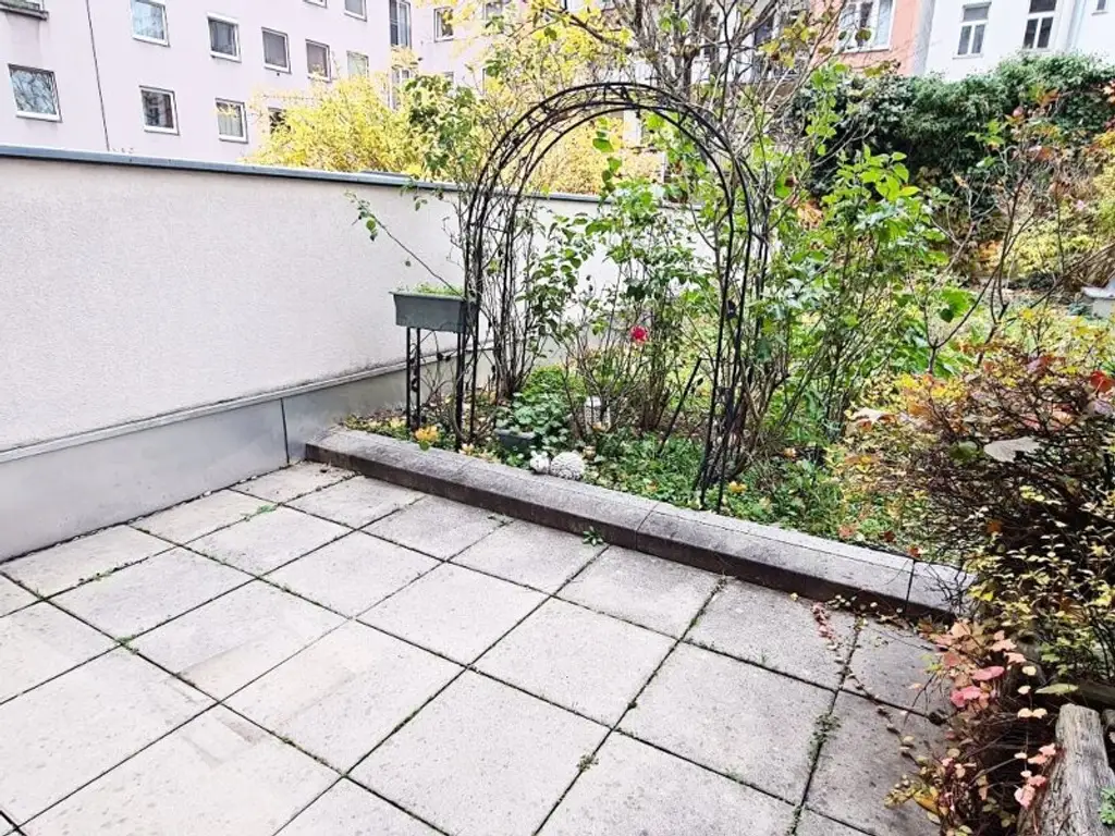 BUCHENGASSE, U1-NÄHE, 57 m2 Neubau mit 10 m2 Terrasse, 2 Zimmer, Komplettküche, Wannenbad, Parketten, 1. Liftstock