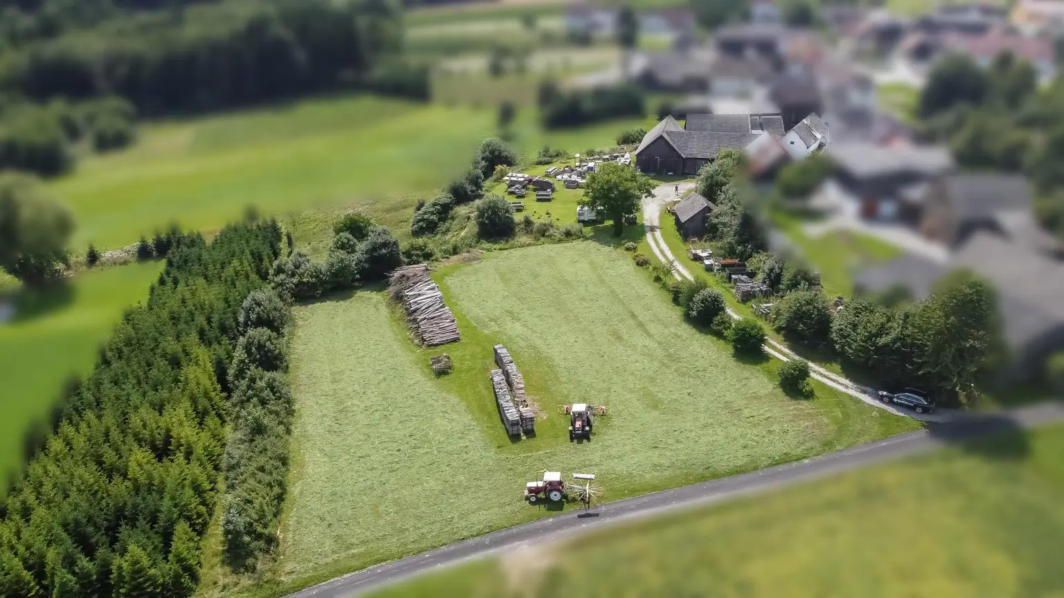 Sanierungsbedürftiger Bauernhof mit Hobby-Autowerkstatt in idyllischer Lage