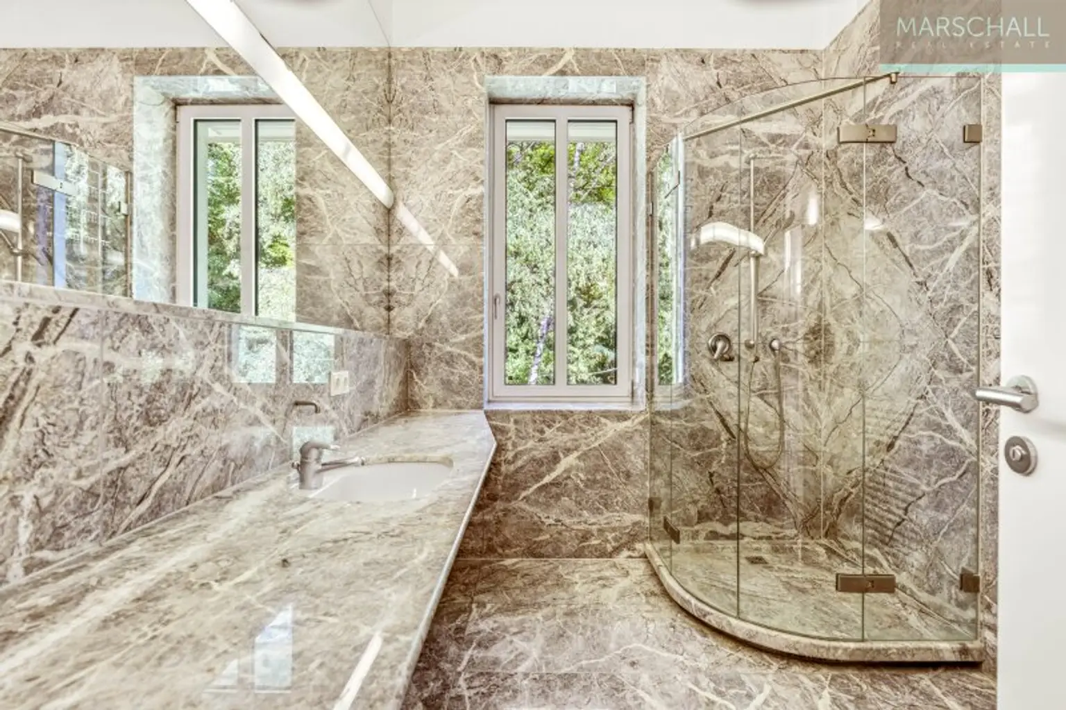 Elegantes Anwesen mit großzügigem Grundbesitz (11.045 m²) zur Vermietung