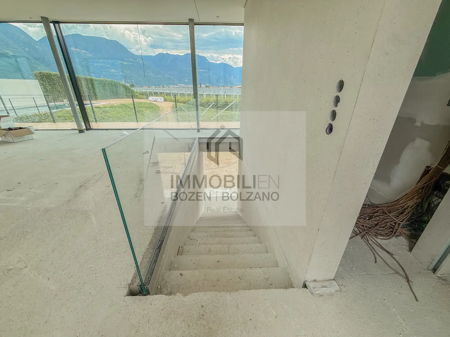 Designer Villa mit Garten und Pool im Grünen zu verkaufen