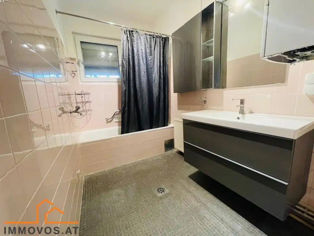 ***SEHR SCHÖNE BALKONWOHNUNG***