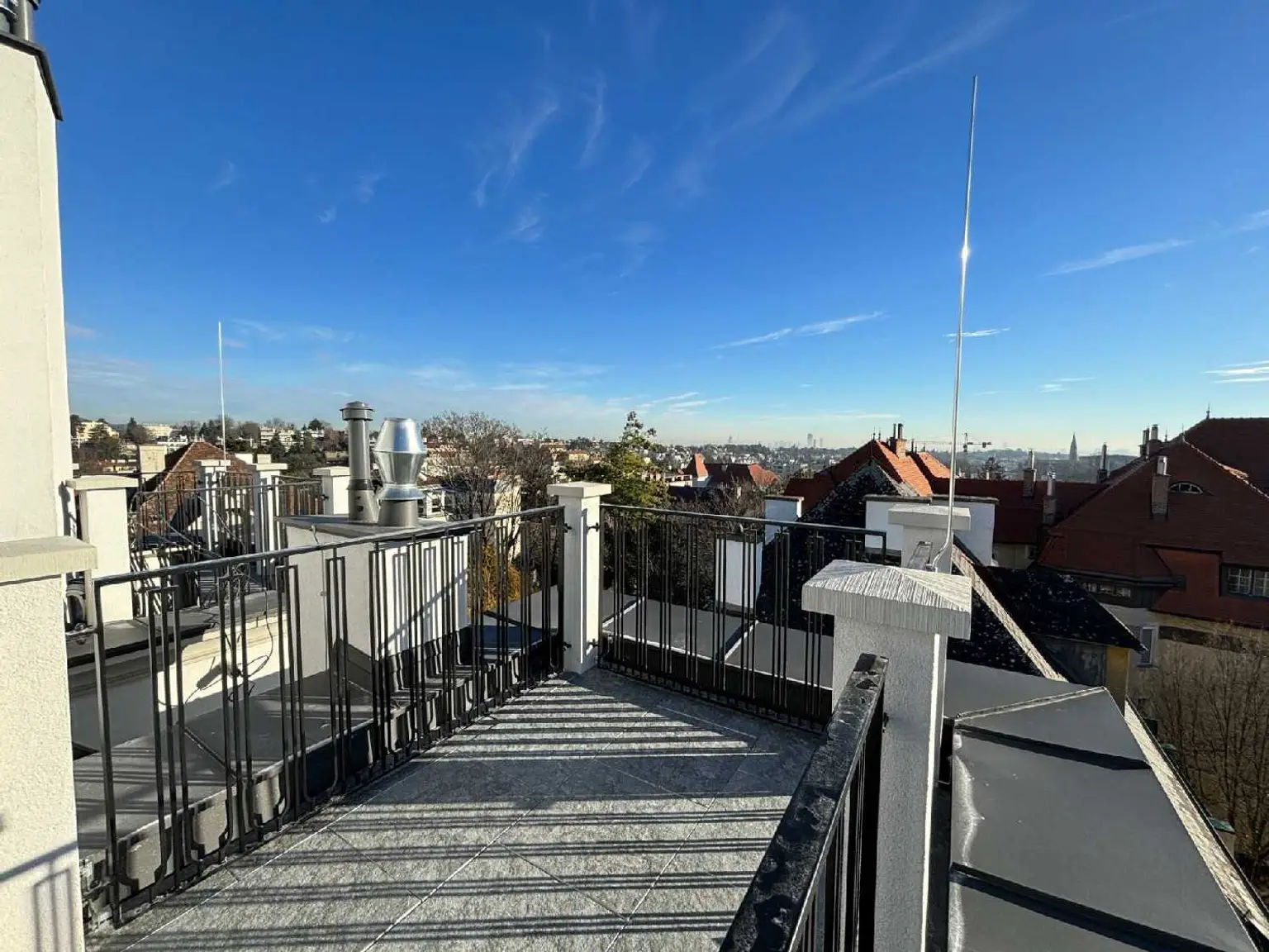 Stilvolle Dachmaisonette mit 3 Terrassen in neu errichteter Stilvilla + Garage 1180 Wien