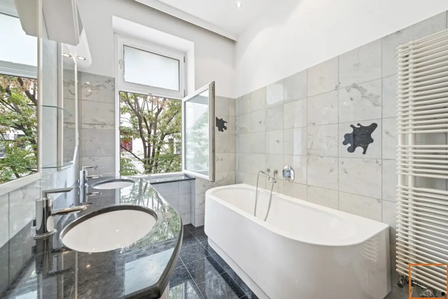 In Bestlage nahe Karmelitermarkt: Zentral begehbare Maisonette-Altbauwohnung in sehr gepflegtem Zustand und freiem Blick