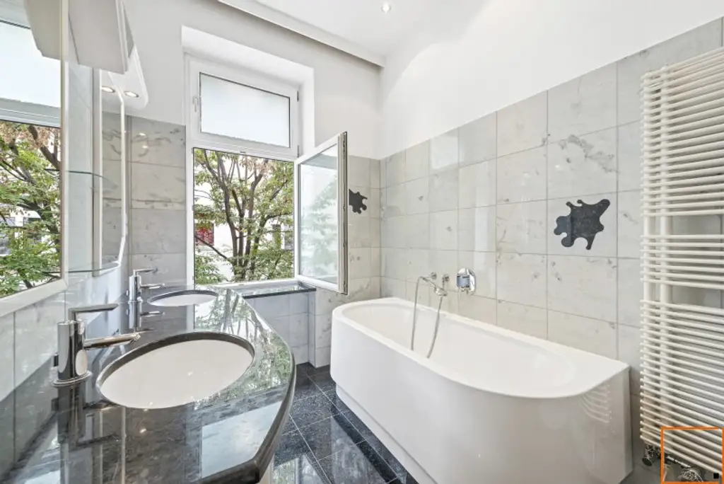 In Bestlage nahe Karmelitermarkt: Zentral begehbare Maisonette-Altbauwohnung in sehr gepflegtem Zustand und freiem Blick