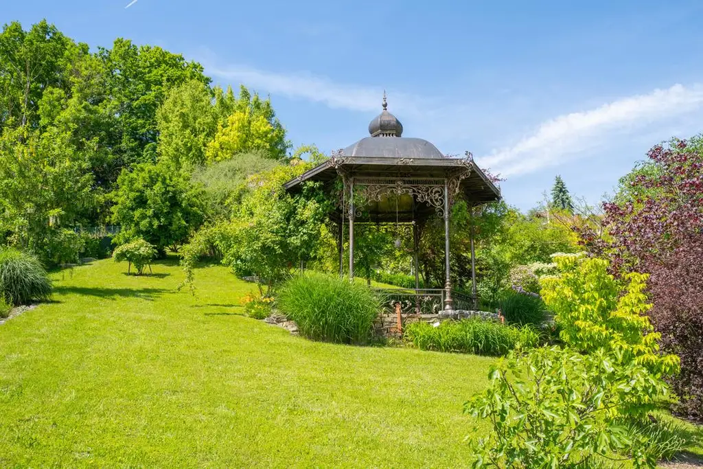 Uneinsehbares Wohnjuwel mit 7.984 m² Grundstück – einzigartiges Naturparadies mit herrlichem Panoramablick am Heuberg in Dietach!