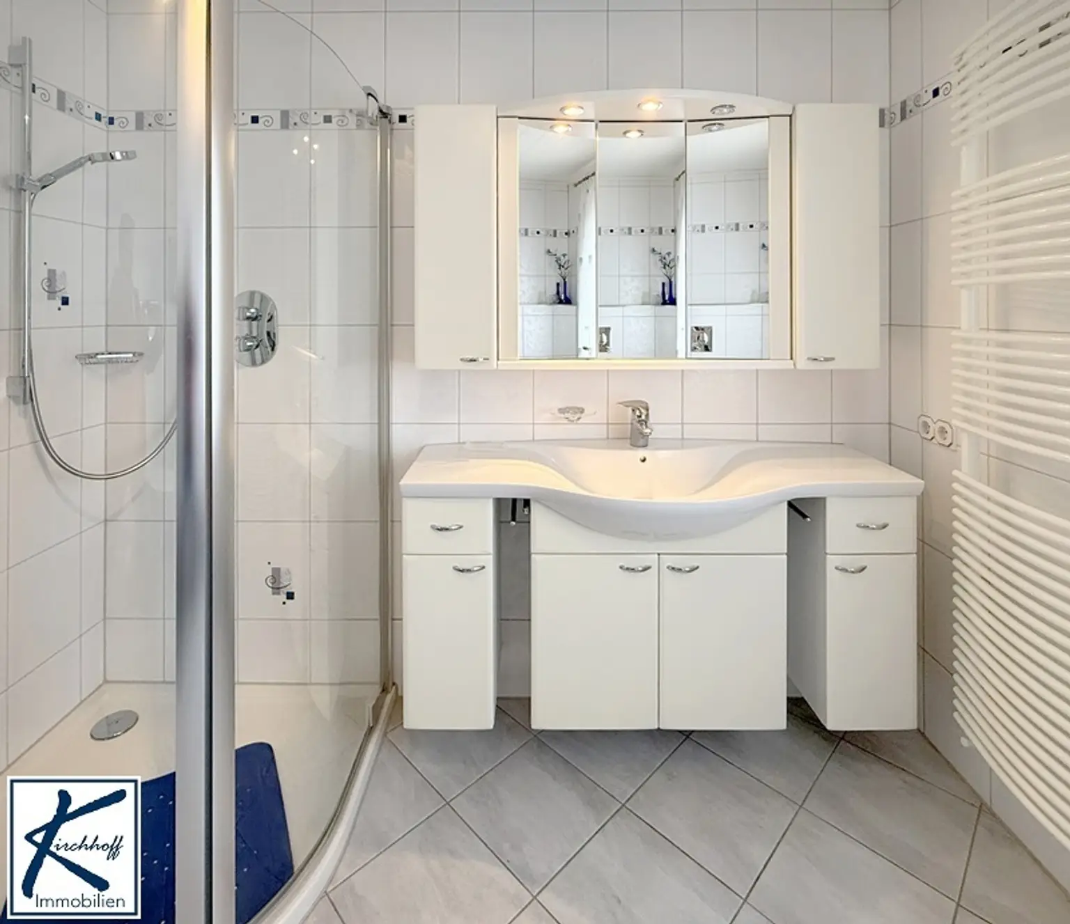Dusche und Waschtisch EG