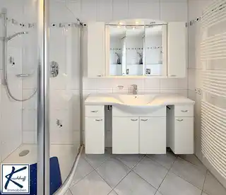 Dusche und Waschtisch EG