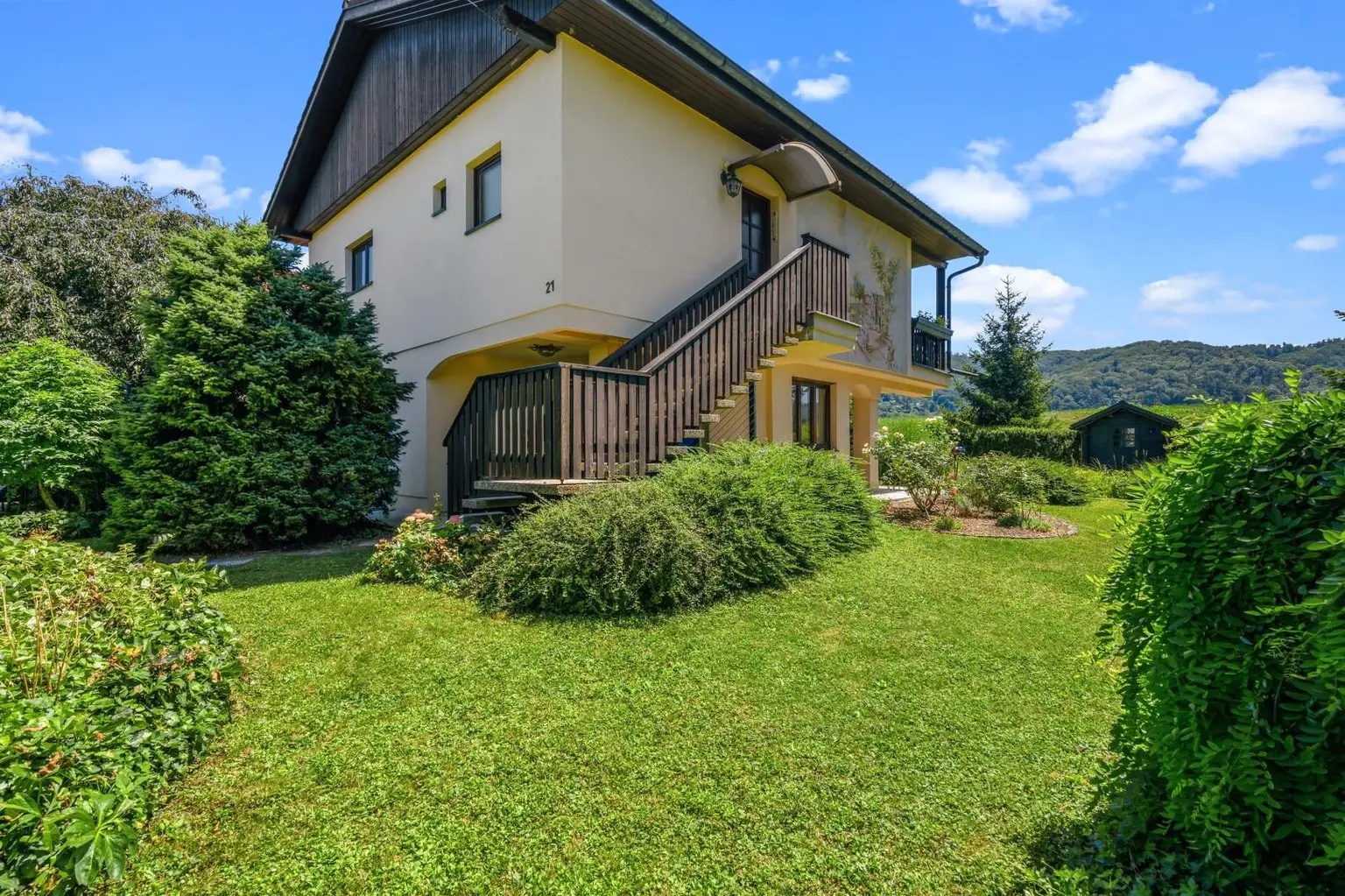 23 weitläufige Gartenfläche