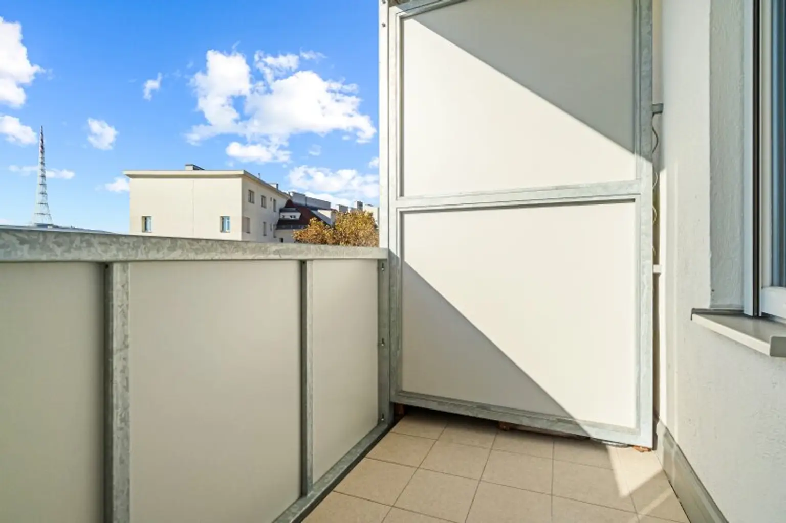 Moderne 3 Zimmer Wohnung mit 2 Loggien - Perfekt für Familien, Paare und Home-Office!