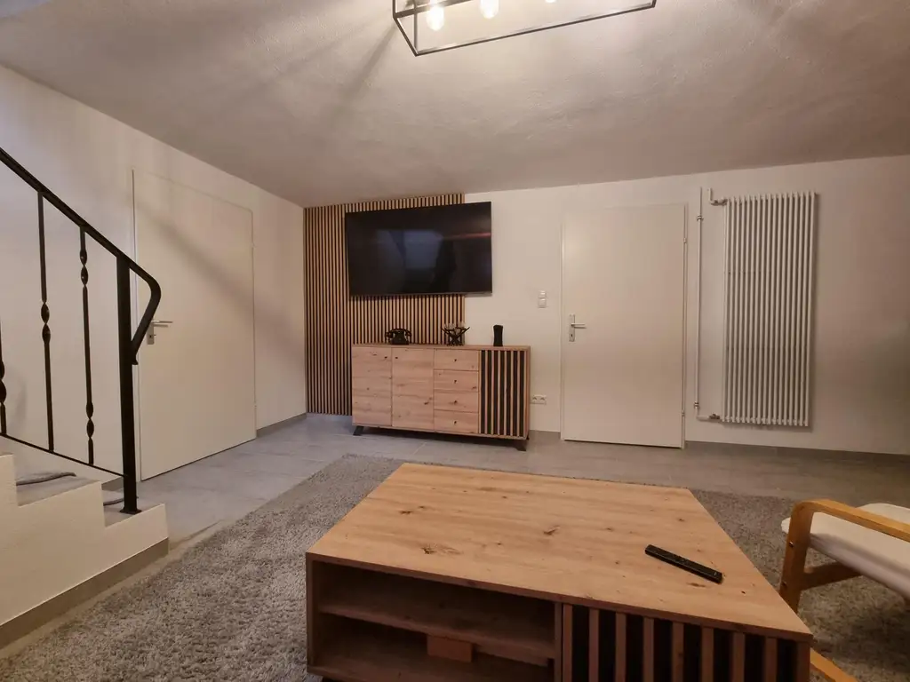 LIEBEVOLLER BUNGALOW MIT GEPFLEGTEM GARTEN IN TRAUMHAFTER RUHELAGE