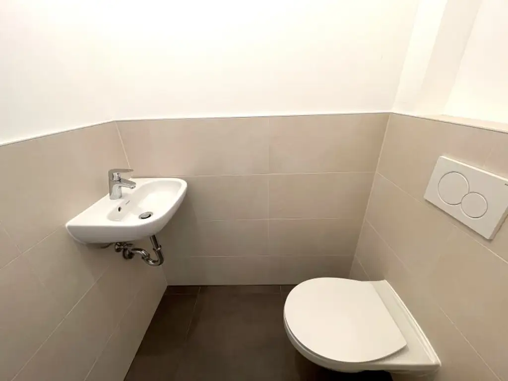 NÄHE NASCHMARKT: DG-AUSBAU IM ALTBAU - U4 Pilgramgasse - 3 Zimmerwohnung mit hofseitigem Balkon*