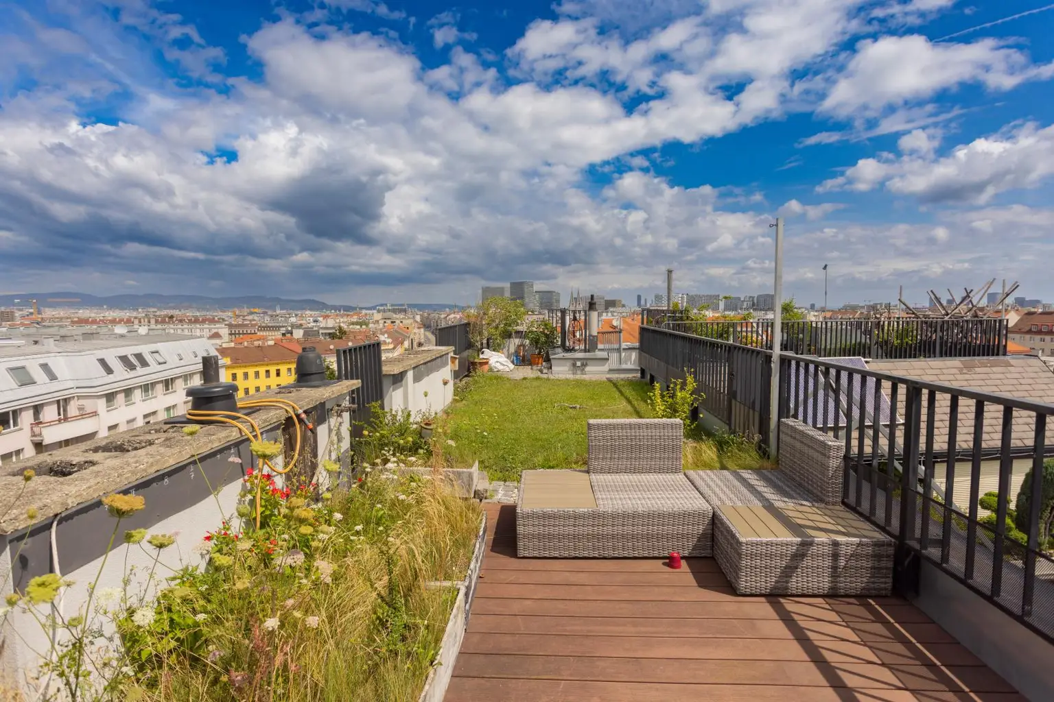 Exklusive Dachgeschoss-Maisonette mit 360° Wienblick und drei Terrassen - 1100 Wien