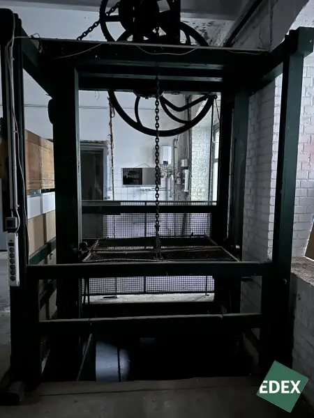 Yppenplatz - spannende Geschäftsfläche mit Gewölbekeller