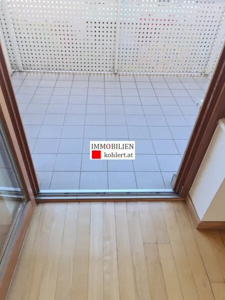 GEMÜTLICHE 2-ZIMMERWOHNUNG MIT LOGGIA, ALLE NEBENRÄUME, GARAGENSTELLPLATZ IM EIGENTUM