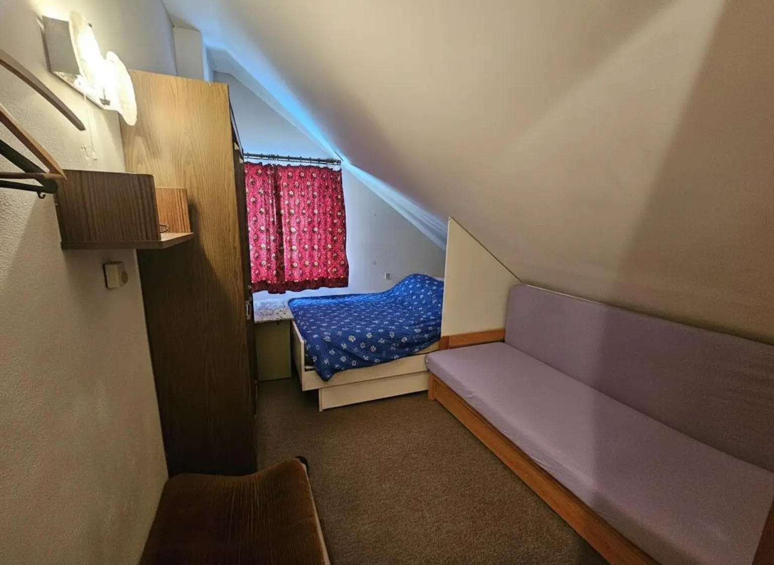 Dachraumzimmer .