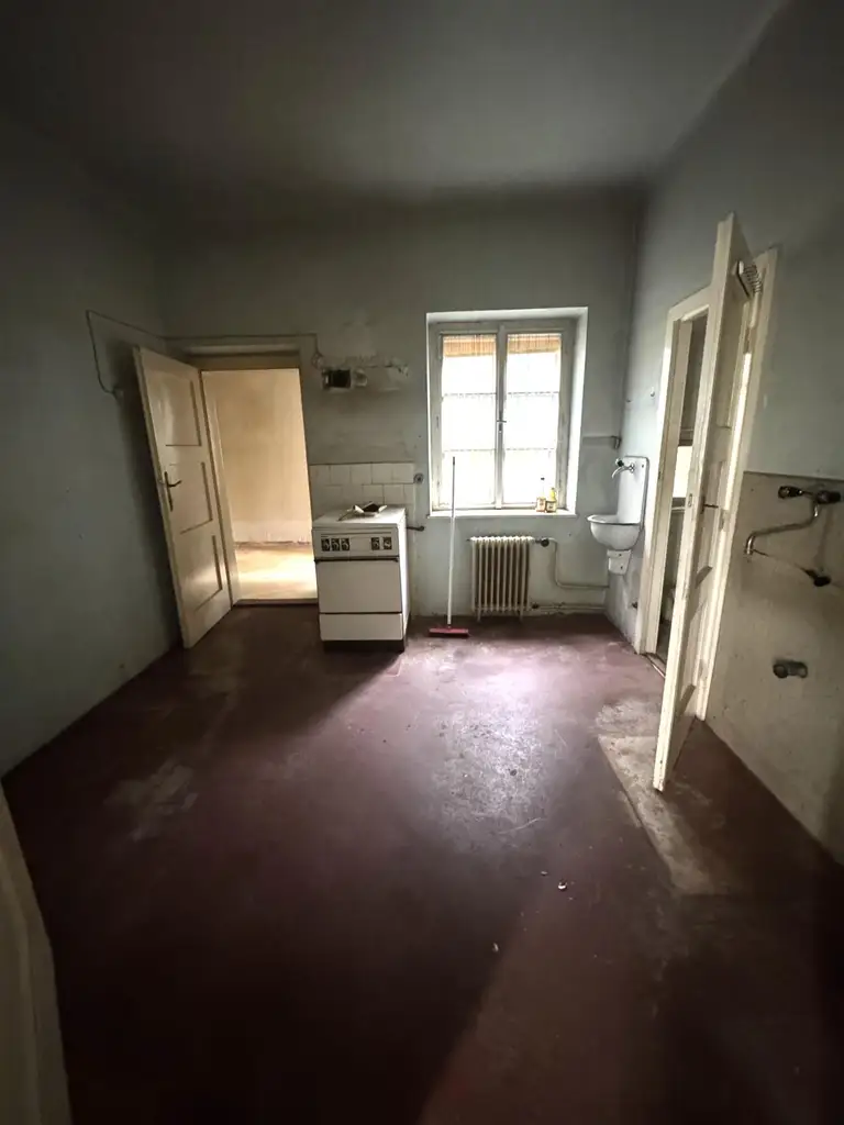 Sanierungsbedürftiges Einfamilienhaus mit schönem Garten in zentraler Lage!