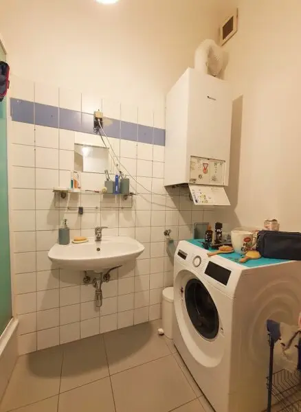 Bad mit Dusche und WM-Anschluss