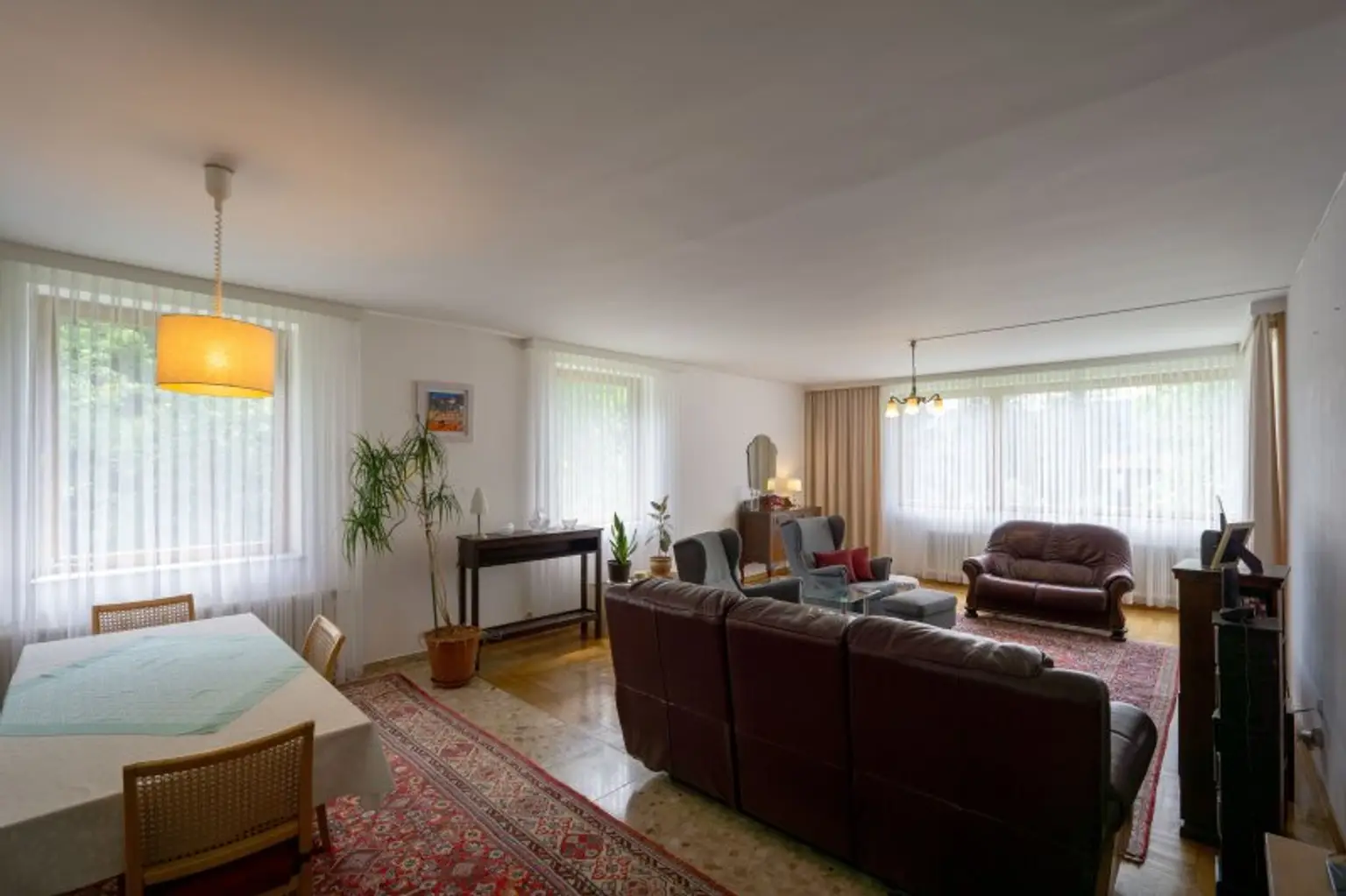 EG: Wohnzimmer mit Terrassenausgang