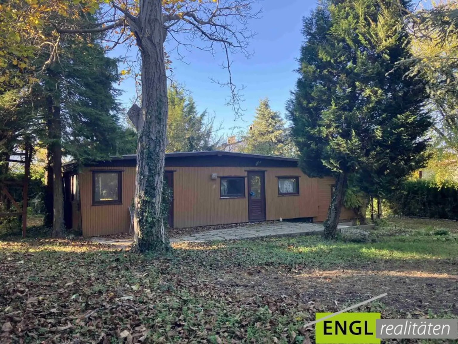 Baugrund mit Gartenhaus