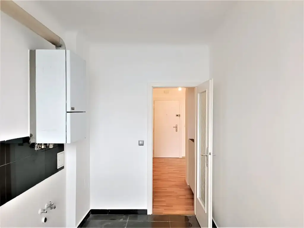 Großzügige 2-Zimmer Wohnung mit Loggia! Ideale Anbindung zur U6 Dresdnerstraße! Grünanlage!