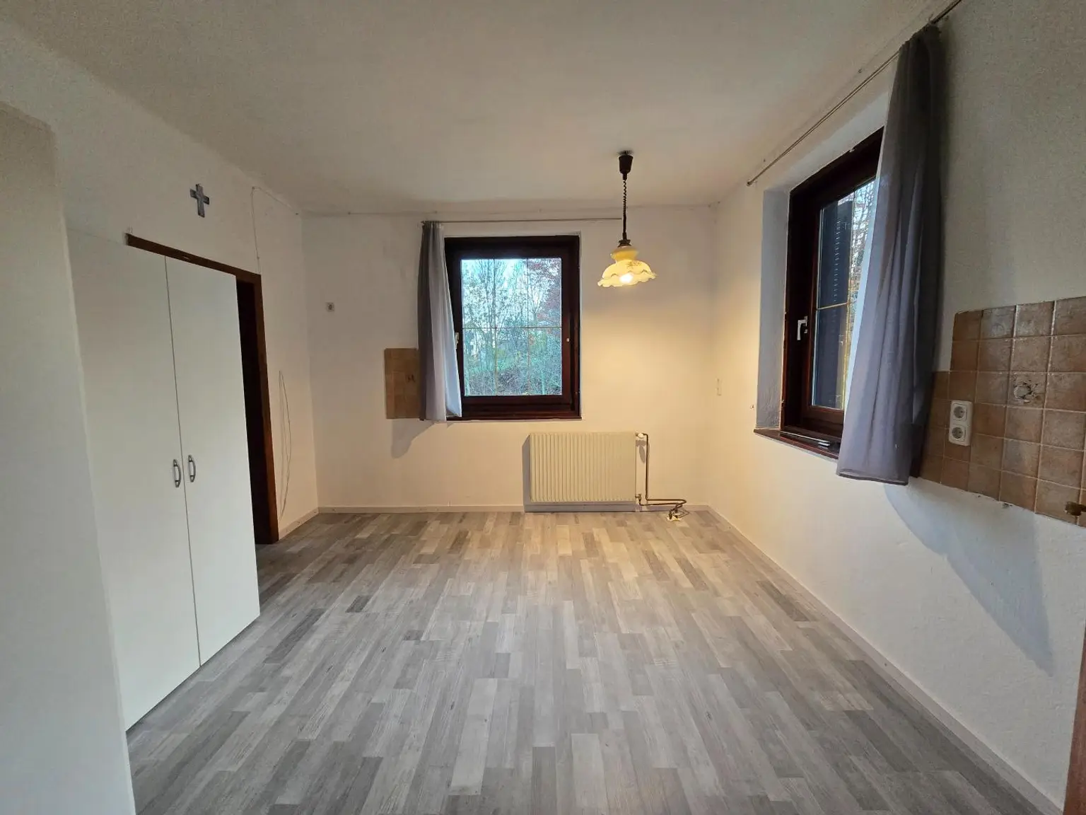 Haus mit zwei Wohneinheiten und Gartenidylle