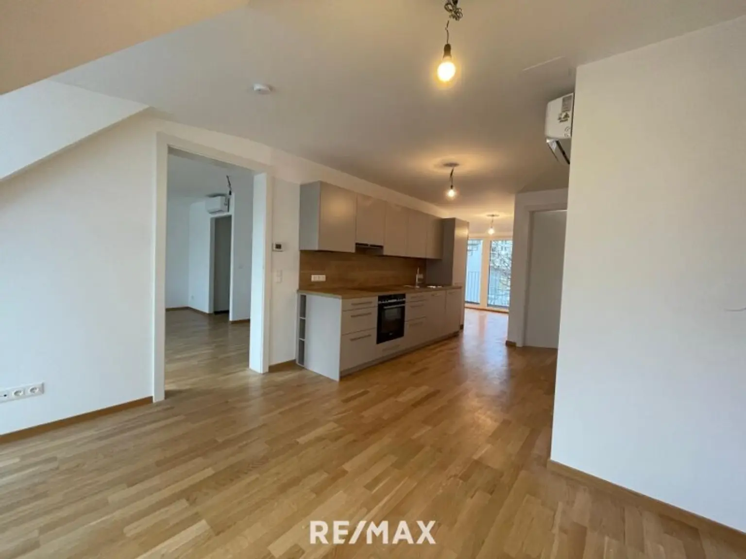 Wohnbereich & Tischlerküche