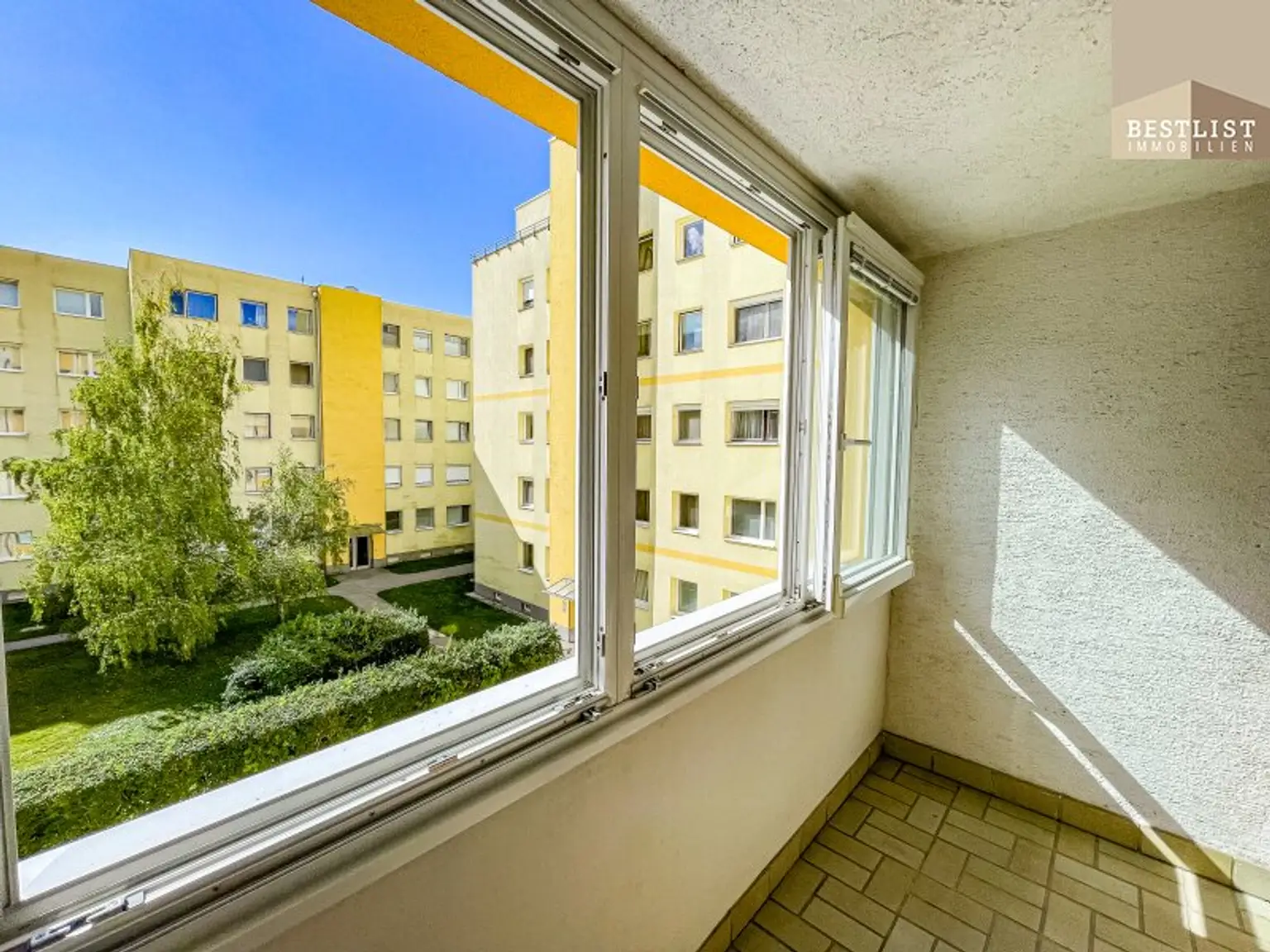Modernisierte Wohnung mit sonniger Loggia!